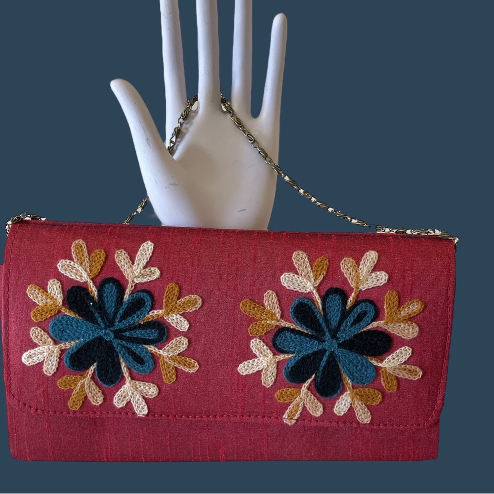 Source Unknown Red and Blue Floral Embroidered Clutch with Short Chain
